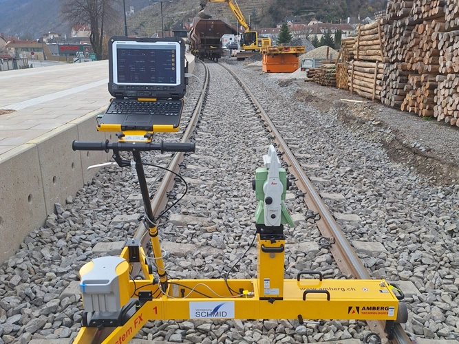 Korrekturmessungen Gleisanlage-Bild zeigt einen Gleismesswagen bei der Gleisvermessung.