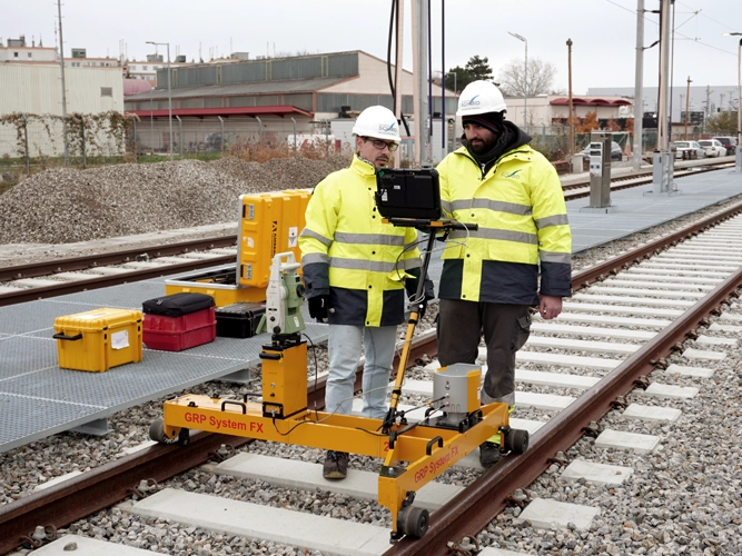 Korrekturmessungen Gleisanlage-Bild zeigt einen Gleismesswagen bei der Gleisvermessung.