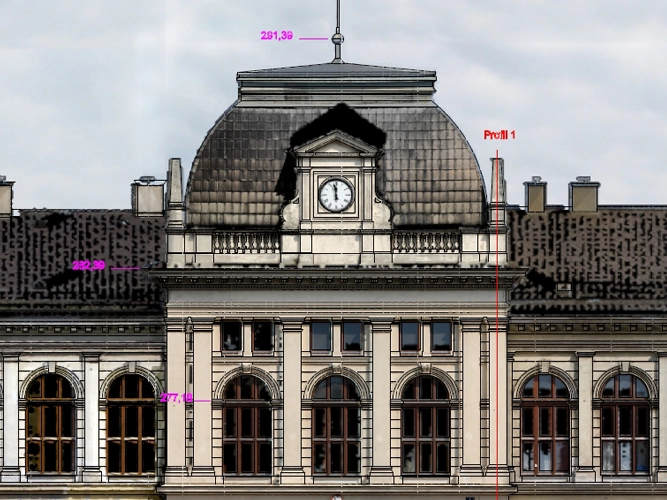Gebäude-, Fassadenvermessungen-Bild zeigt ein historisches Bahnhofsgebäude dessen Fassade vermessen wird