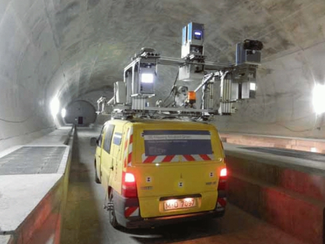 Bestandsvermessung-Vermessungswagen fährt für Analysen durch einen Tunnel.