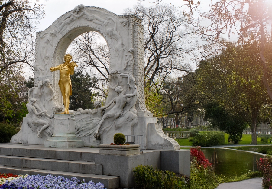 Johann Strauß-Bild zeigt das Johan Strauß-Denkmal im Wiener Stadtpark.