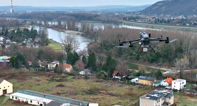 Vermessung Schmid-Fliegende Drohne am Himmel